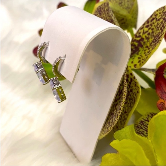 Stunning Silver Diamond Dangle Earrings NEW! - Picture 3 of 4